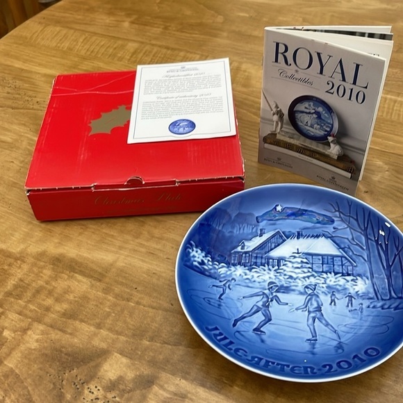 Rare Bing & Grondahl 2010 "Dancing on the Lake" Christmas Plate - Picture 2 of 8